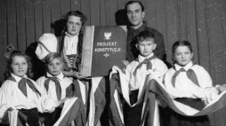 Szczecin, 02.1952 r. Uczniowie popularyzują projekt ustawy zasadniczej w programie „Co mi daje Konstytucja”. Młodzież szkół szczecińskich, zorganizowana w ekipie artystycznej obchodziła punkty dyskusyjne i wygłaszała przemówienia, a następnie urządzała występy artystyczne. Fot. PAP-CAF/Podolski