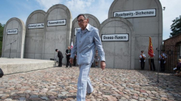 Ocalały z łódzkiego getta historyk i dziennikarz Marian Turski  podczas uroczystych obchodów 72. rocznicy likwidacji Litzmannstadt Ghetto w Łodzi. Fot. PAP/G. Michałowskii