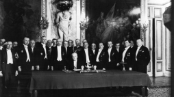  Ceremonia podpisania przez prezydenta RP Ignacego Mościckiego Konstytucji 1935 r. na Zamku Królewskim. Fot. PAP/Reprodukcja
