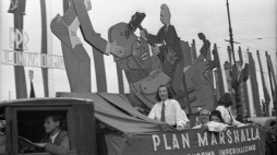 Manifestacja pierwszomajowa w Warszawie. 1948 r. Fot. PAP/CAF