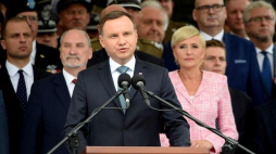 Wystąpienie prezydenta Andrzeja Dudy przed rozpoczęciem defilady. Obchody Święta Wojska Polskiego. Fot. PAP/R.Pietruszka