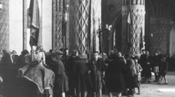 Ludność cywilna Woli zgromadzona przez Niemców w kościele św. Wojciecha. Sierpień 1944. Źródło:Wikimedia/Bundesarchiv