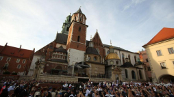 Kondukt żałobny z trumną z ciałem kardynała Franciszka Macharskiego przed Katedrą na Wawelu. Fot. PAP/S. Rozpędzik