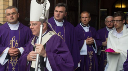 Łódź, 05.09.2016. Arcybiskup Marek Jędraszewski, przewodniczy mszy świętej, podczas pożegnania czterech Żołnierzy Wyklętych. Fot. PAP/G. Michałowski