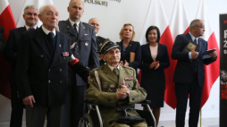 Odznaczeni medalami Senatu major Tadeusz Sobczak ps. Dudek (P) i kapitan Ryszard Zaręba ps. Sawa (C) podczas otwarcia wystawy "Żołnierze Oddziału +Zenona+ 34. Pułku Piechoty AK" w Senacie. Fot. PAP/T. Gzell