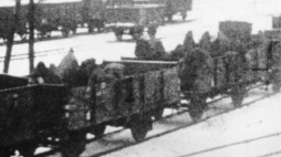Pociąg z ewakuowanymi więźniami KL Auschwitz. Styczeń 1945 r. Kolin, Czechy. Fot. Państwowe Muzeum Auschwitz-Birkenau