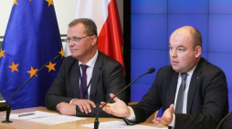 Wiceszef MSZ Jan Dziedziczak (P) i sekretarz Rady Dyplomacji Historycznej Krzysztof Strzałka podczas briefingu po pierwszym posiedzeniu Rady. Fot. PAP/P. Supernak