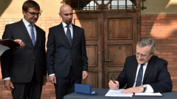 Wicepremier, minister kultury i dziedzictwa narodowego Piotr Gliński podpisuje umowę ws. Międzynarodowego Centrum Edukacji o Auschwitz i Holokauście. Fot. PAP/J. Bednarczyk
