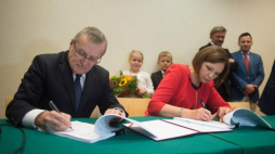 Wicepremier, minister kultury i dziedzictwa narodowego Piotr Gliński i dyrektor Zespołu Szkół Muzycznych Małgorzata Bosek podpisują umowę. Fot. PAP/G. Michałowski