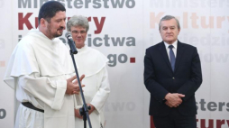 Wicepremier, minister kultury i dziedzictwa narodowego Piotr Gliński, o. Czesław Brud (2L) z jasnogórskiego klasztoru paulinów i o. Grzegorz Kluz z lubelskiego klasztoru dominikanów. Fot. PAP/R. Guz