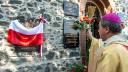 Uroczystości związane z 1050-leciem Chrztu Polski w Sobótce, na szczycie Ślęży. Abp Józef Kupny odsłania pamiątkową tablicę, Fot. PAP/M. Kulczyński
