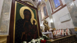 Abp Stanisław Gądecki przewodniczy mszy świętej inaugurującej rok jubileuszowy 300-lecia koronacji obrazu Matki Bożej Jasnogórskiej, Fot. PAP/W. Deska
