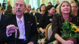Uhonorowany nagrodą „Dzieło Życia” Jan Kobuszewski i laureatka Nagrody Norwida w kategorii literatura Uta Przyboś. Fot. PAP/R. Guz