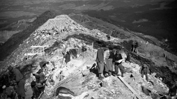 Budowa fundamentów stacji na Kasprowym Wierchu. 1935 r. Źródło: NAC