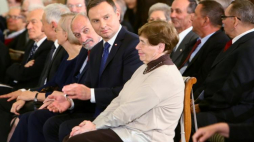Prezydent Andrzej Duda (C), jeden z założycieli KOR-u minister obrony Antoni Macierewicz (centrum L), współtwórczyni KOR-u, doradca społeczny prezydenta RP Zofia Romaszewska (centrum P) podczas spotkania w Pałacu Prezydenckim w 40. rocznicę utworzenia KOR. Fot. PAP/L. Szymański