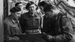 Ćwiczenia 1 Dywizji Pancernej przed inwazją na kontynent - od lewej: płk dypl. Kazimierz Dworak, gen. Stanisław Maczek, rtm. T. Wysocki. 07.1944. Fot. NAC