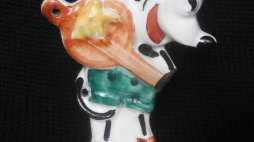 Porcelitowa figurka Myszki Mickey. Fot. Fundacja Pobliskie Miejsca Pamięci Auschwitz-Birkenau