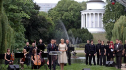 Prezydent Andrzej Duda z małżonką Agatą Kornhauser-Dudą rozpoczęli akcję Narodowe Czytanie "Quo vadis" Henryka Sienkiewicza, w Ogrodzie Saskim w Warszawie.  Fot. PAP/R. Guz
