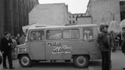 Ruchomy punkt informacyjny Radia „Solidarność” we Wrocławiu. Październik 1981 r. Fot. PAP/CAF/E. Wołoszczuk