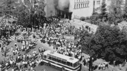 Radomski Czerwiec 1976: protestujący przed budynkiem Komitetu Wojewódzkiego PZPR. Fot. PAP/CAF/Reprodukcja