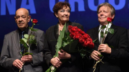 Od lewej: reżyser Antoni Krauze oraz aktorzy Ewa Dałkowska (C) i Lech Łotocki (P), podczas premiery filmu "Smoleńsk", Fot. PAP/R. Pietruszka