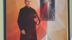 Obraz ks. Michała Sopocki podczas uroczystości beatyfikacyjnych duchownego w sanktuarium Miłosierdzia Bożego w Białymstoku. 28.09.2008. Fot. PAP/A. Reszko