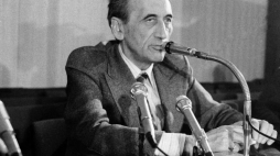 Redaktor naczelny Tygodnika Solidarność - Tadeusz Mazowiecki. Warszawa, 1981.04.09. Fot. PAP/CAF/H. Rosiak  