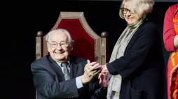 Andrzej Wajda z żoną Krystyną Zachwatowicz-Wajdą w trakcie uroczystości z okazji 90. urodzin reżysera przed pokazem filmu "Powidoki" na 41. Festiwalu Filmowym w Gdyni. Fot. PAP/J. Dzban