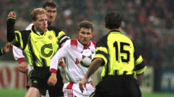 Ryszard Czerwiec w walce o pilke z Juergenem Kohlerem (15) i Matthiasem Sammerem podczas meczu Ligi Mistrzow pomiedzy Widzewem Lodz i Borussi Dortmund. 1996.11.21. Fot. PAP/CAF/W. Stein