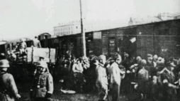 Warszawskie getto - Umschlagplatz: załadunek Żydów do wagonów kolejowych. Fot. NAC