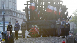 Minister obrony narodowej Antoni Macierewicz (L) podczas uroczystych obchodów 77. rocznicy agresji sowieckiej na Polskę przed pomnikiem Poległym i Pomordowanym na Wschodzie w Warszawie. Fot. PAP/R. Pietruszka