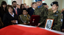 Żona kapitana Aleksandra Życińskiego "Wilczura" - major Józefa Życińska (3P) podczas uroczystości pogrzebowych w kościele pw. św. Ludwika w Bliżynie. Fot. PAP/P. Polak