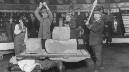  Siłacz Zygmunt Breitbart podczas występu w cyrku. 1925 r. Źródło: NAC