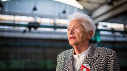 Aleksandra Banasiak, uczestniczka Poznańskiego Czerwca '56, w historycznej hali 7 Zakładów im. Hipolita Cegielskiego w Poznaniu. Fot. PAP/M. Zakrzewski