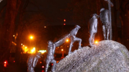 Figurki ratowników na grobie Tadeusza Giewonta na cmentarzu na Pęksowym Brzyzku w Zakopanem. Fot. PAP/G. Momot