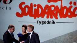 Prezydent Andrzej Duda (L), redaktor naczelny Tygodnika Solidarność Krzysztof Świątek i dziennikarka TVP Anna Popek podczas uroczystości 35-lecia Tygodnika Solidarność. Fot. PAP/J. Turczyk