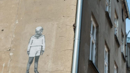 Jeden z wcześniejszych murali z cyklu "Dzieci Bałut". Fot. PAP/G. Michałowski