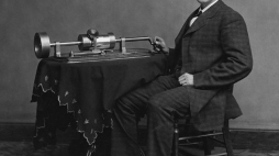 Thomas Edison z fonografem. Fot. Wikimedia Commons