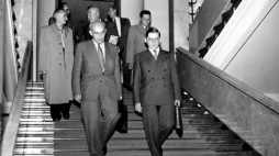 19-21.10.1956. VIII Plenum KC PZPR, podczas którego wybrano na I sekretarza Wiesława Gomułkę; z tyłu premier Józef Cyrankiewicz. Fot. PAP/Wdowiński 