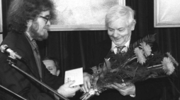 Wreczenie nagrody miesięcznika "Literatura" Zbigniewowi Herbertowi. 10.12.1992. Fot. PAP