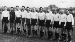 Złoci medaliści mistrzostw Polski w hokeju na trawie mężczyzn Czarni Poznań. 1937 r. Źródło: NAC