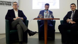 Historycy: zastępca przewodniczącego kolegium IPN dr hab. Sławomir Cenckiewicz (L) i pracownik archiwum IPN dr Witold Bagieński (P) rozmawiają o tzw. zbiorze zastrzeżonym IPN. Fot. PAP/T. Gzell