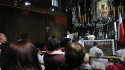 Uczestnicy pielgrzymki tzw. środowisk św. Jana Pawła II na Jasną Górę podczas uroczystości religijnych w bazylice jasnogórskiej. 15.10.2016. Fot. PAP/W. Deska