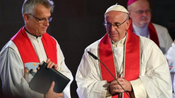 Papież Franciszek (P) i sekretarz generalny Światowej Federacji Luterańskiej pastor Martin Junge podczas nabożeństwa ekumenicznego w katedrze w Lund. Fot. PAP/EPA
