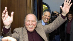 Imre Kertesz po ogłoszeniu, że został laureatem literackiego Nobla. Fot. PAP/EPA