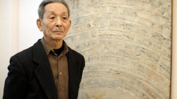 Koji Kamoji podczas wystawy pt. "A propos malarstwo" w galerii Stefana Szydłowskiego w Warszawie. Fot. PAP/A. Rybczyński 