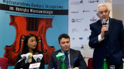 Andrzej Wituski, dyrektor XV Międzynarodowego Konkursu Skrzypcowego im. Henryka Wieniawskiego (P), przewodniczący jury Maxim Vengerov i laureatka XIV edycji konkursu Soyoung Yoon. Fot. PAP/J. Kaczmarczyk