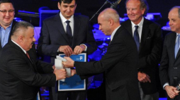 Jacek Koszczan (2L) odbiera Nagrodę Polin 2016 z rąk dyr. MHŻP Dariusza Stoli (3P); za nimi stoją wyróżnieni: Mirosław Skrzypczyk (3L), Robert Augustyniak (L), Tomasz Ulatowski (2P), Ygal Ozechov (P). Fot. PAP/M. Obara