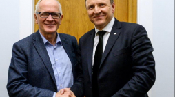 Przewodniczący Rady Mediów Narodowych Krzysztof Czabański (L) i prezes TVP Jacek Kurski. Fot. PAP/M. Obara