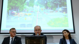 Kierujący pracami poszukiwawczymi, dyrektor Biura Poszukiwań i Identyfikacji IPN prof. Krzysztof Szwagrzyk (C), wicedyrektor BPiI IPN Anna Szeląg, dyrektor Głównej Komisji Ścigania Zbrodni przeciwko Narodowi Polskiemu Andrzej Pozorski. Fot. PAP/L. Szymański